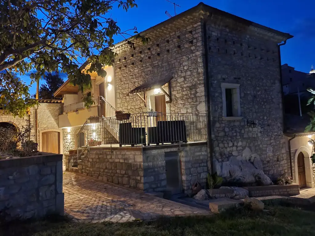 camera-la-torretta-esterno-di-notte-la-maison-du-pont