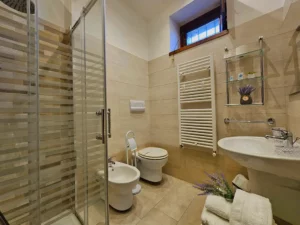 interno-bagni-del-bed-and-breakfast-la-maison-du-pont-pietrecina