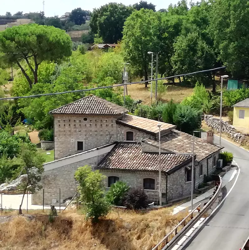 La-Maison-du-Pont-la-strutura-vista-dal-centro-storico