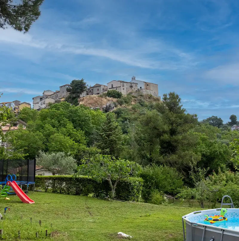 spazi-verdi-della-struttura-con-vista-su-pietrelcina